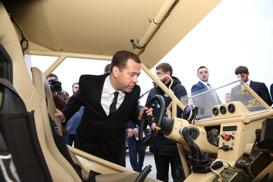 Дмитрий Медведев осматривает новый чеченский бронеавтомобиль. Фото: Vk.com Рамзана Кадырова