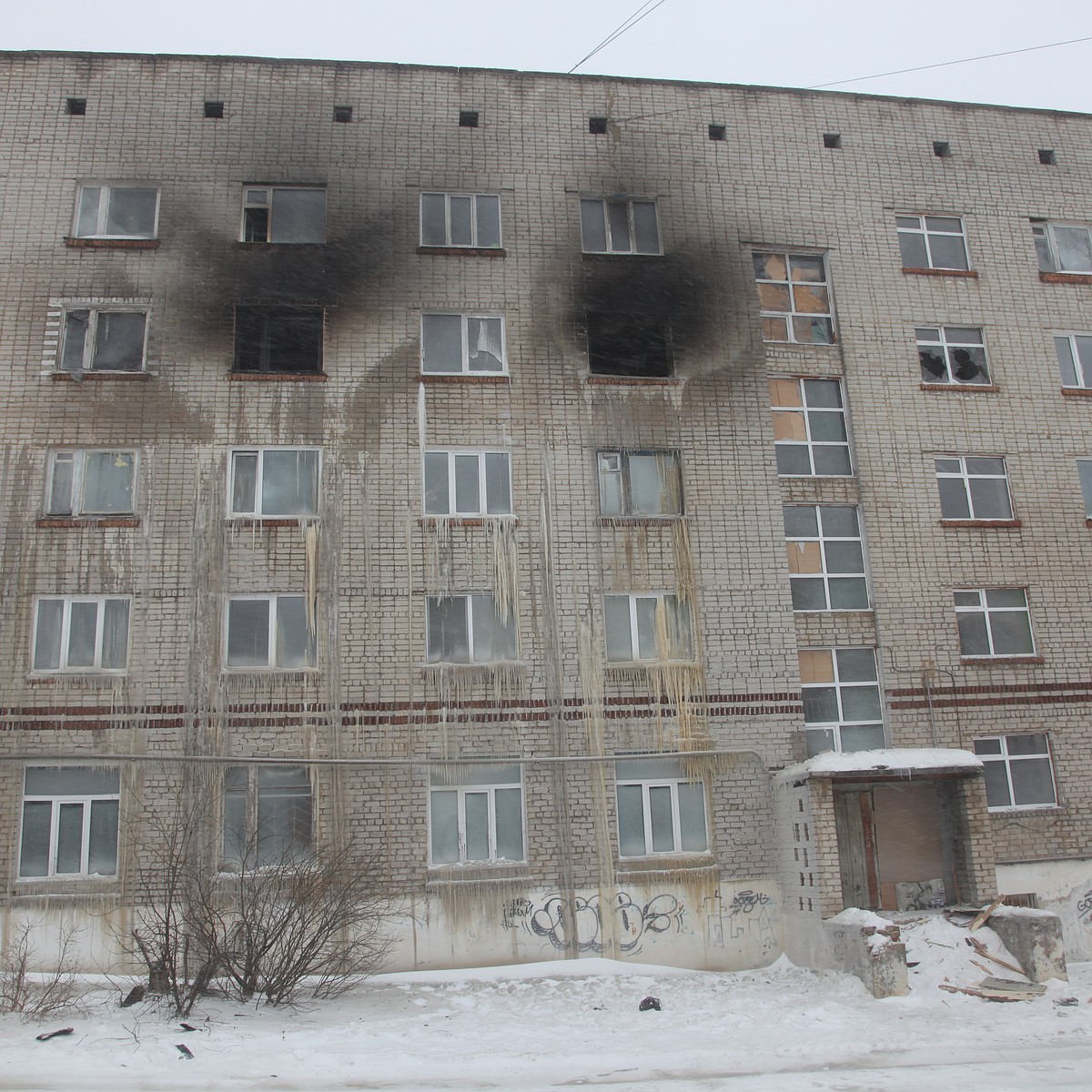 Пожар в Чусовом: девушка, в комнате которой загорелась элетроплитка,  убежала и не подняла тревогу - KP.RU