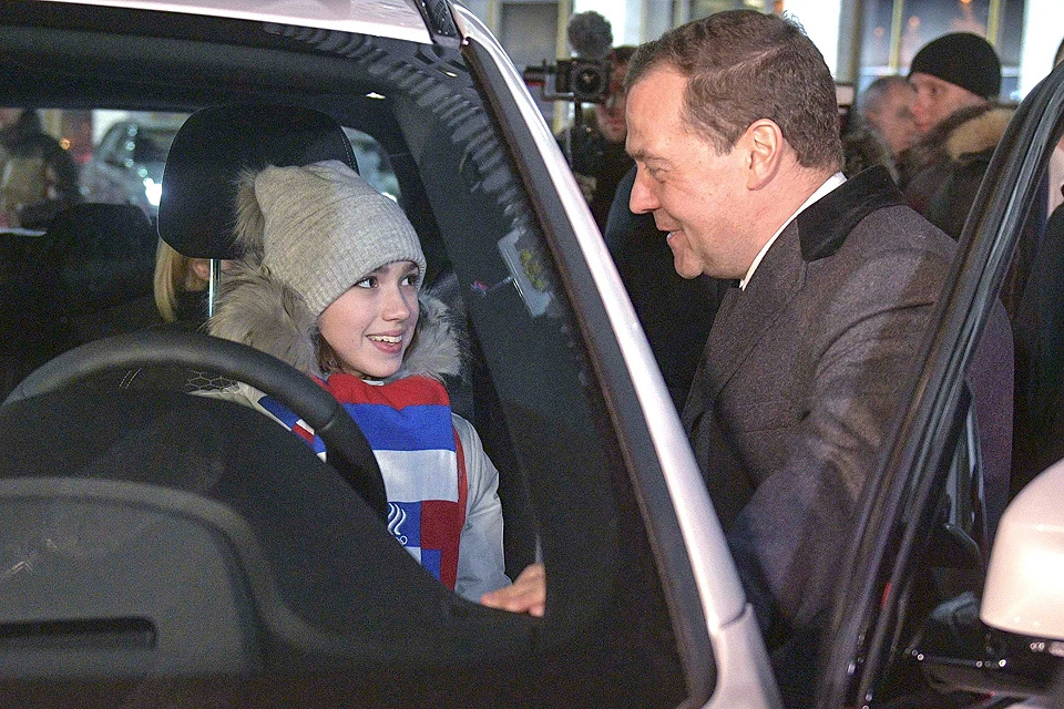 Дмитрий Медведев и олимпийская чемпионка Алина Загитова.