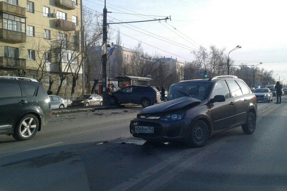 Внедорожник протаранил столб на остановке «Железнодорожная больница» в Нижнем Новгороде