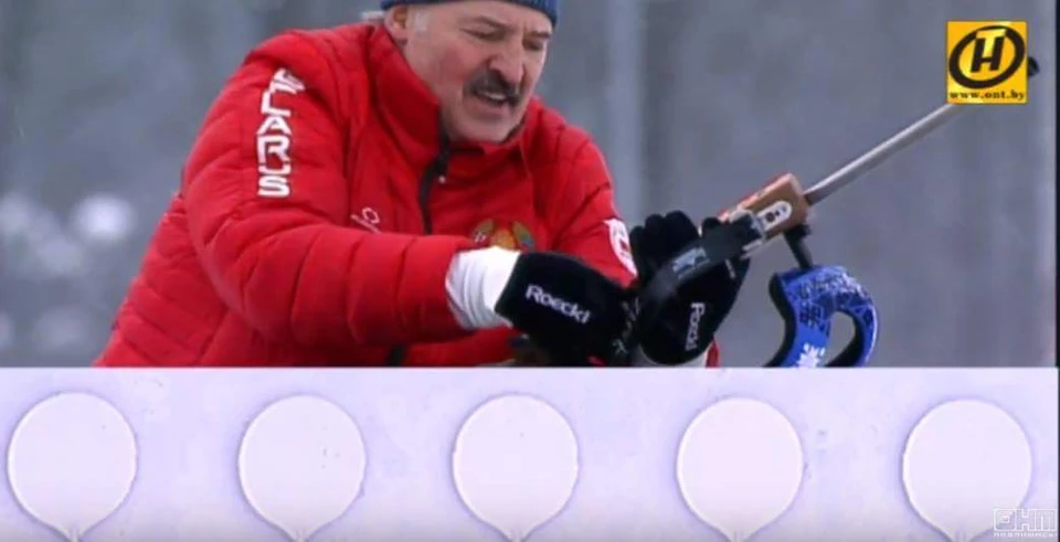 Александр Лукашенко на биатлонном стрельбище. Фото: кадр видео ОНТ