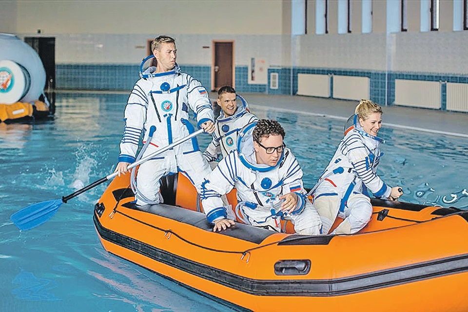 Космонавты из «Команды Б» и их «космический» корабль. Фото: Канал СТС