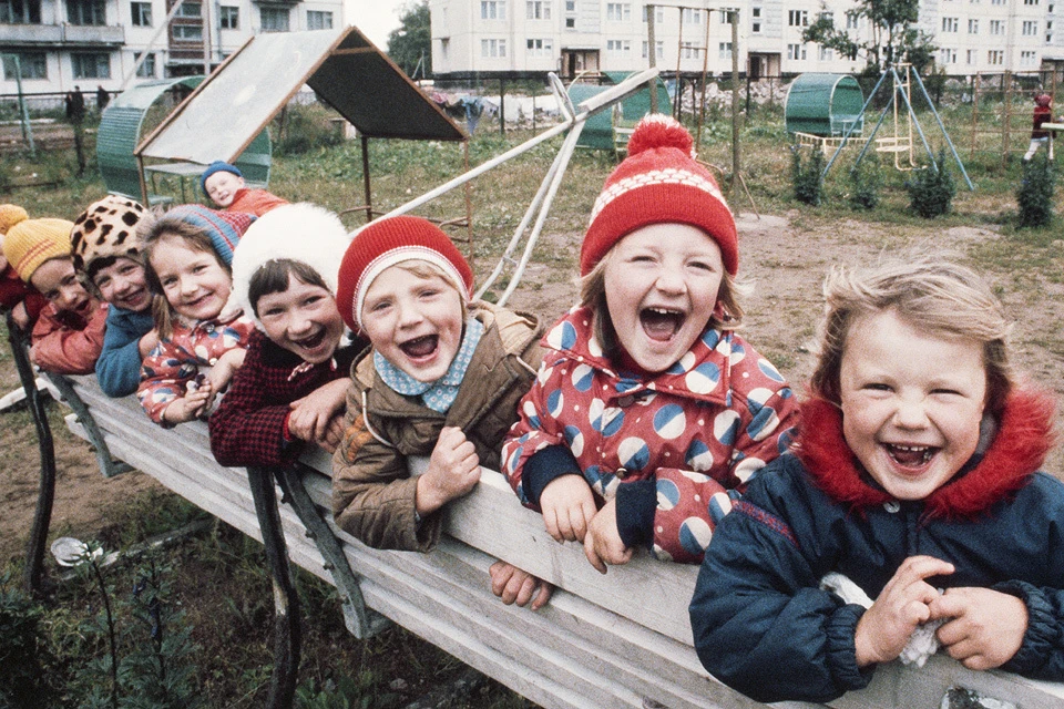 Дети на игровой площадки в Ленинградской области, 1983 год. ФОТО Пороховников Олег/Фотохроника ТАСС