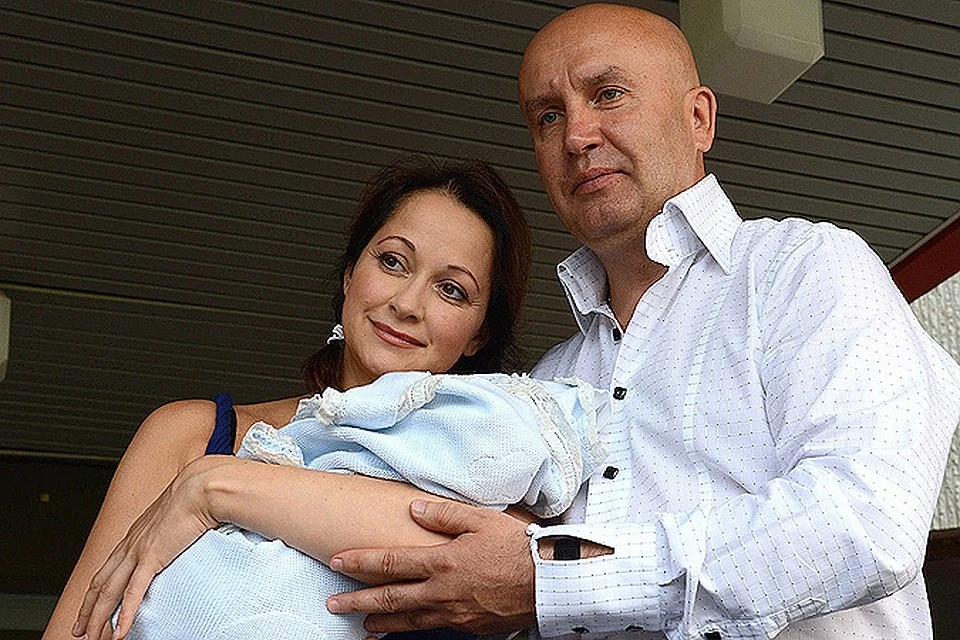 Актриса Ольга Кабо держит на руках малыша, 2012 год. Сын Виктор появился в их семье с бизнесменом Николаем Разгуляевым, когда актрисе было 44 года. ФОТО личный архив