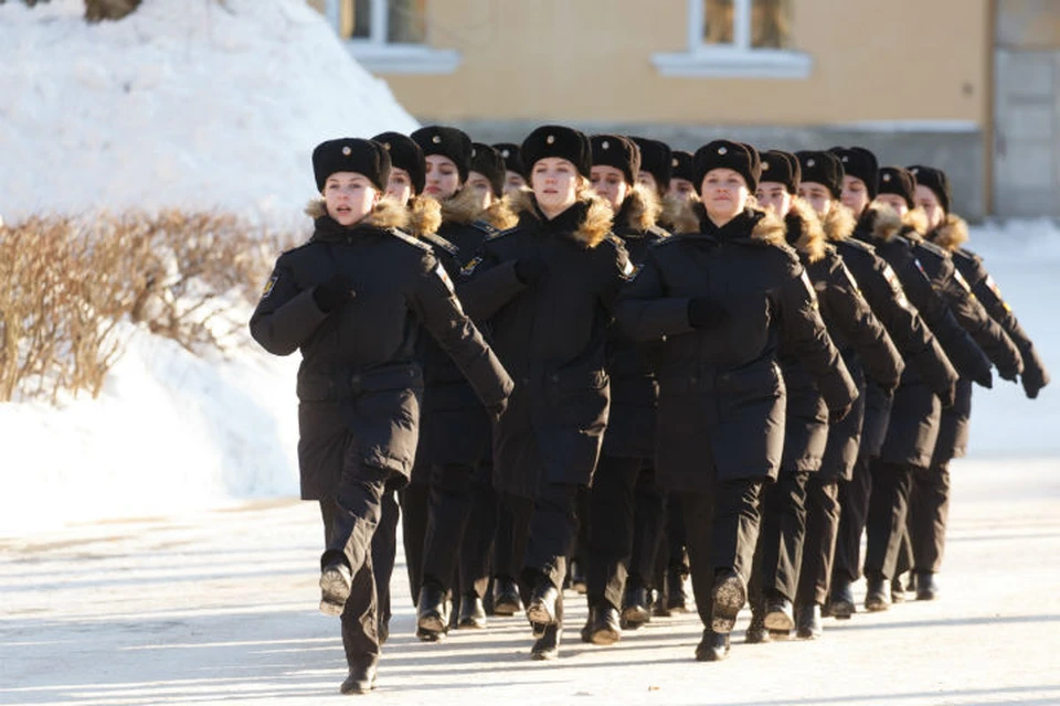 В военно-морском политехническом институте сегодня учится 28 девушек-курсанток