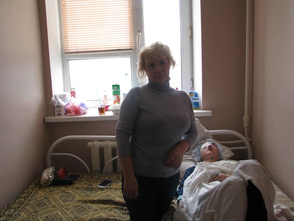 Мама Марины Веретенко – Оксана дежурит у кровати дочери