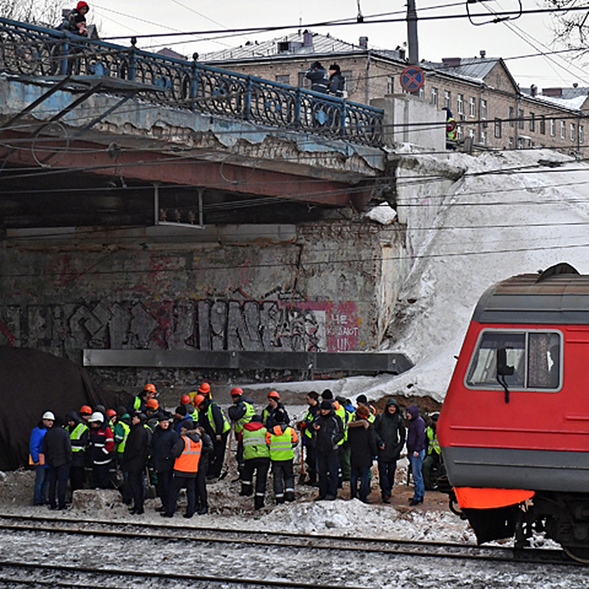 В Москве трактор влетел в электричку: есть пострадавшие - KP.RU