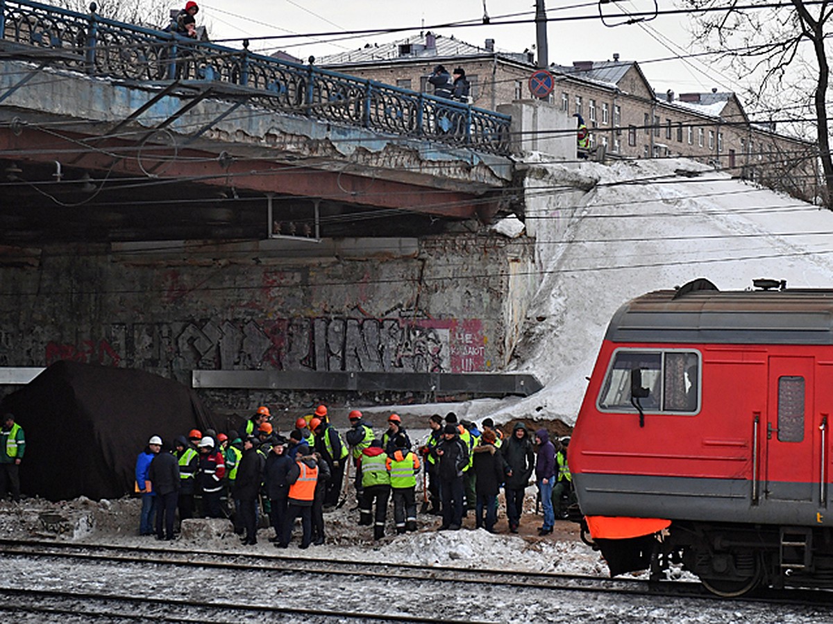 В Москве трактор влетел в электричку: есть пострадавшие - KP.RU