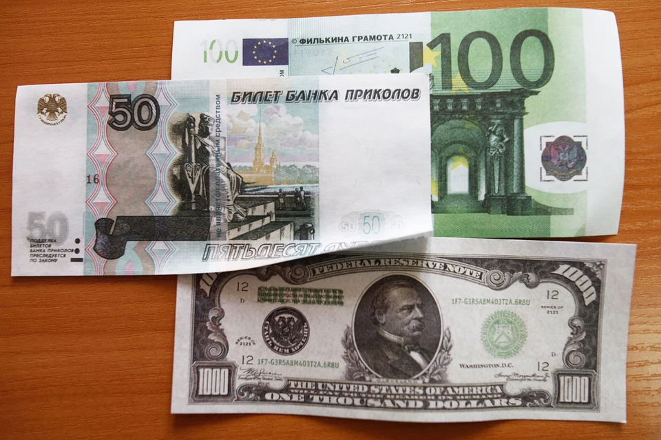 В Дагестане таможенник оплачивал личные долги конфискованной валютой