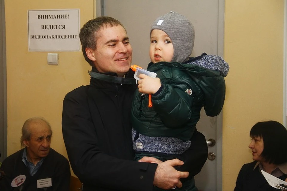 Владимир Панов пришел на избирательный участок вместе с трехлетним сыном Лукой.