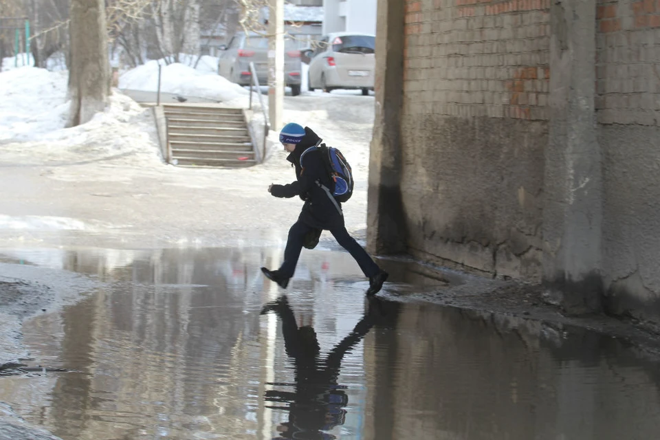 На плохую уборку снега с крыш жалуются жители микрорайона Березовый под Иркутском.