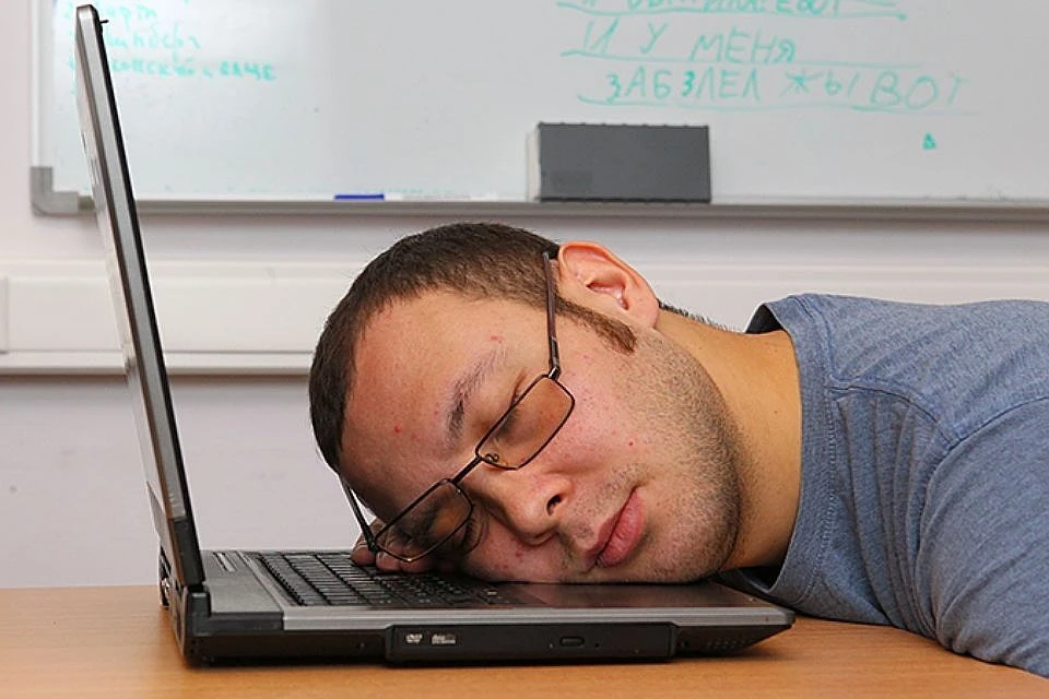 Синдром хронической усталости характеризуется повышенной усталостью, когнитивными нарушениями, проблемами со сном