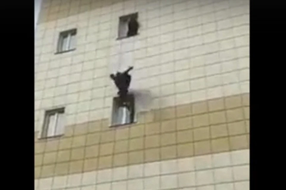 Люди прыгали из окон горящего кемеровского ТРЦ «Зимняя вишня», один из выпрыгнувших мужчин погиб