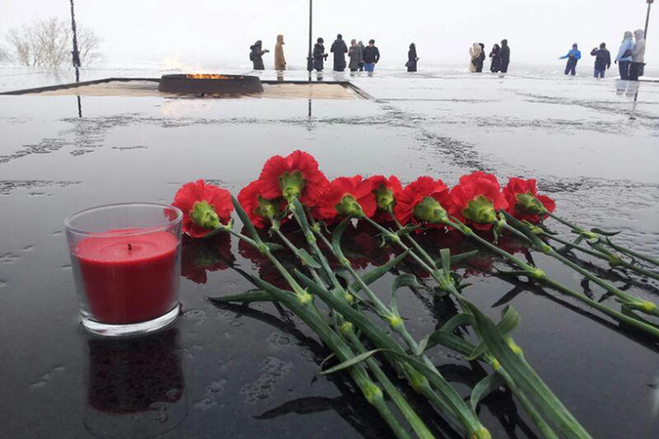 Нижегородцы несут в Кремль цветы в память о жертвах кемеровской трагедии.