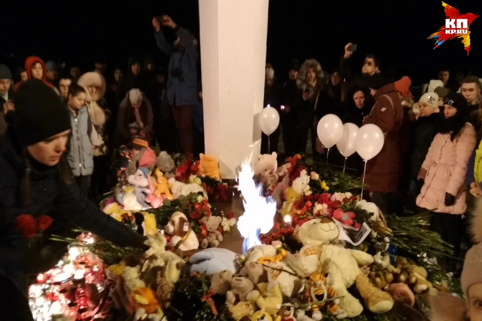 Кировчане зажгли свечи в память о погибших в Кемерове