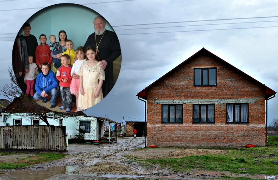 Дом в 142 квадратных метра (на фото справа) строили почти три года. Все это время многодетная семья ютилась в крошечной избушке (на фото слева)