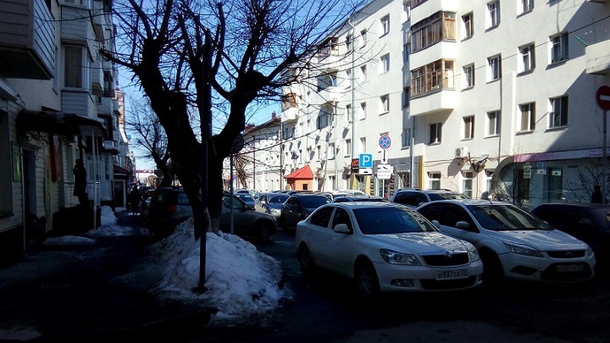 Дышать невозможно!»: в Тюмени жители пятиэтажки на Урицкого жалуются на  несанкционированную парковку возле дома - KP.RU