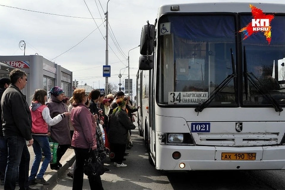 Луговая автобусы. 18 Автобус Луговая Владивосток. Владивосток Луговая автобусы. Автобусы на кладбище в родительский день в Омске.