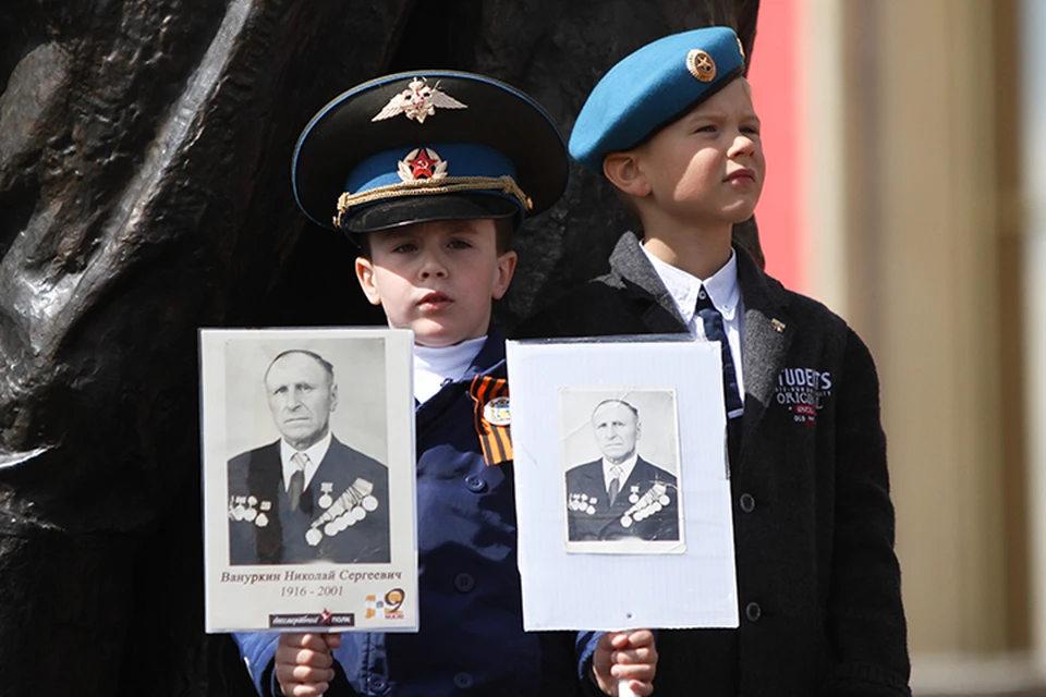 Ежегодно 9 мая проходит шествие, участники которого несут портреты своих близких и знакомых - ветеранов Великой Отечественной войны