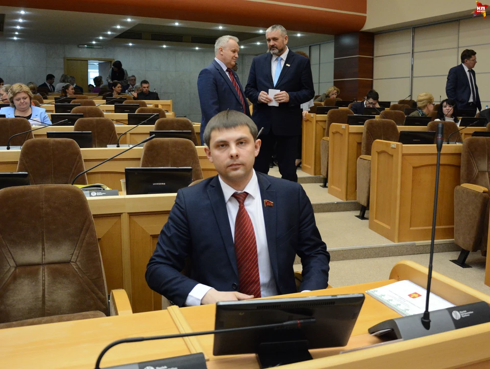 Депутат от КПРФ Олег Михайлов не связывает уголовное дело своего помощника с критикой в адрес Сергея Гапликова.