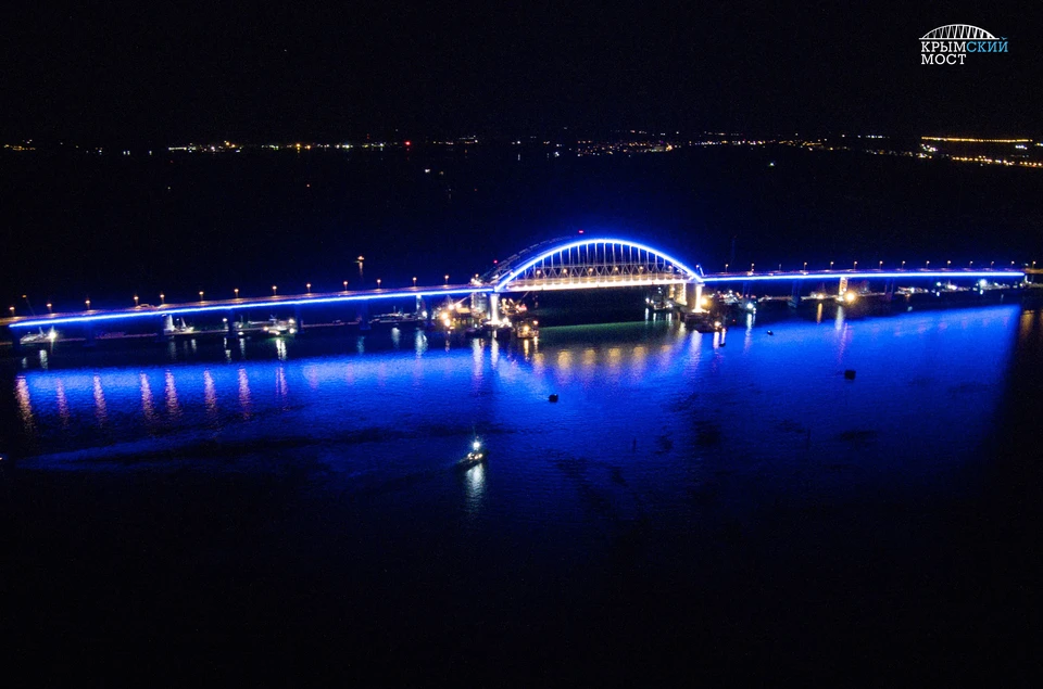 Пока лишь автомобильная арка подсвечивается синим цветом/Фото: инфоцентр "Крымский мост"