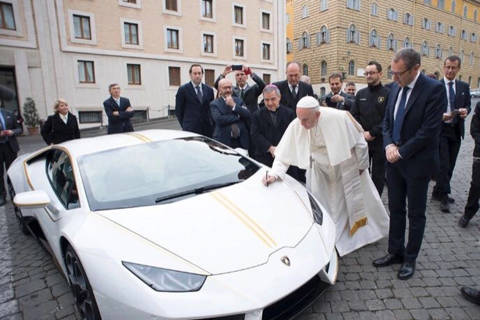 Римский папа Франциск надумал продать принадлежащий ему эксклзюзивный Lamborghini Huracan