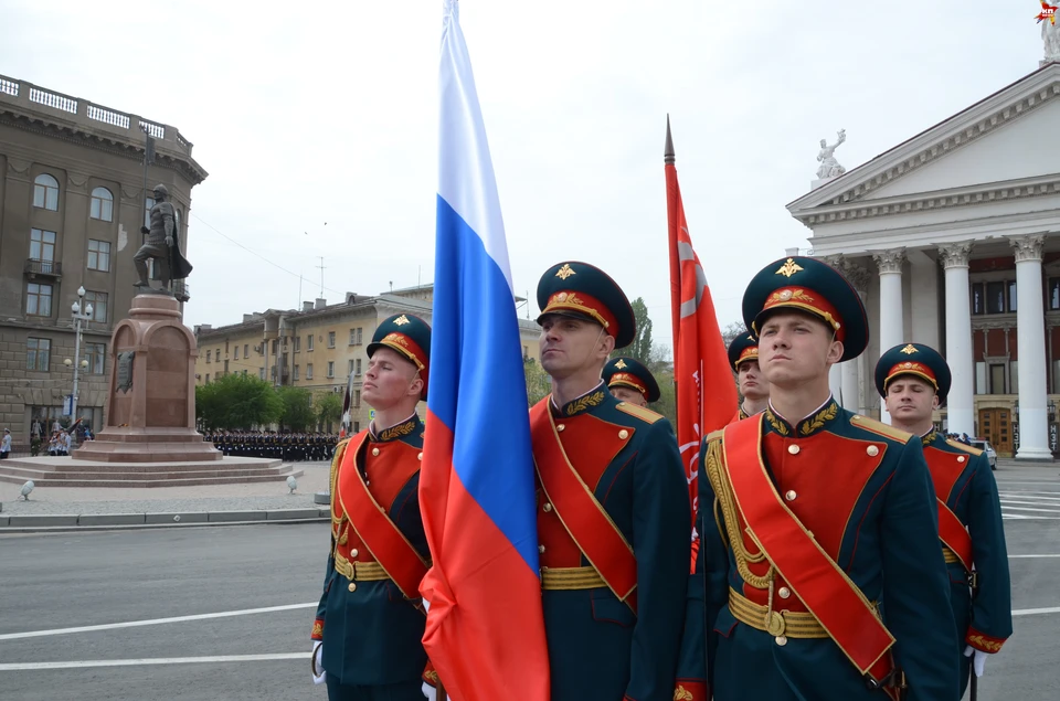 По площади Павших Борцов пронесли флаг России, копии Знамени Победы и Знамени Вооруженных сил Российской Федерации