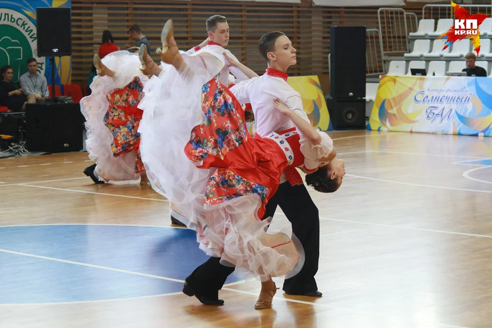 В конкурсе ежегодно участвуют около двух тысяч танцоров из разных регионов России и Казахстана.