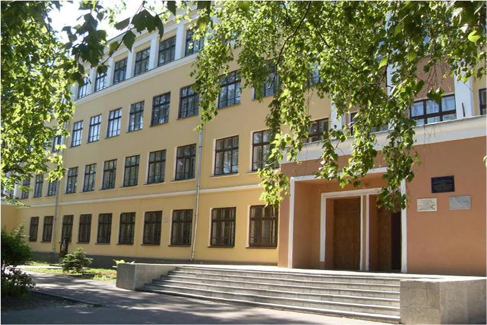 Порно-скандал в школе в Нижнем Новгороде: вокруг гимназии развесили фото обнаженного учителя