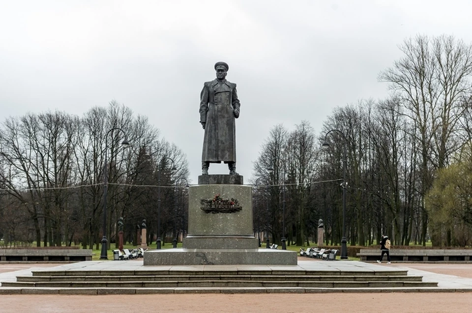 Памятник маршалу Жукову а Московском парке Победы