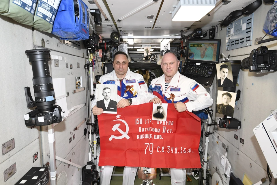 Космонавты взяли с собой на орбиту фото родных, воевавших в Великую Отечественную войну. Фото: Антон Шкаплеров/VK