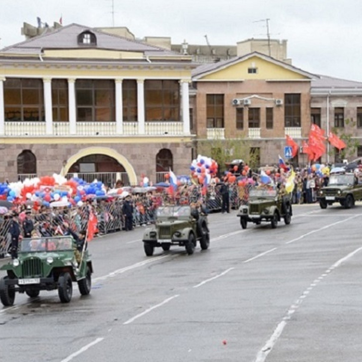 В Ессентуках колонну ретроавтомобилей возглавила машина 1943 года выпуска -  KP.RU