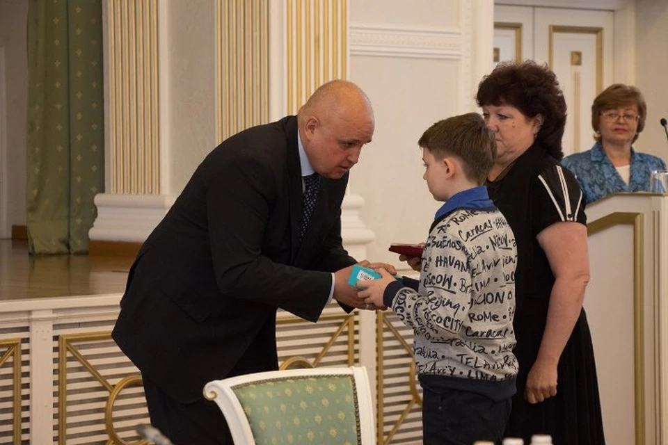 Сергей Цивилев посмертно вручил медаль папе 11-летнего мальчика, а самому Сереже - сотовый телефон