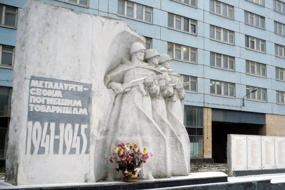 Памятник "Металлурги - своим погибшим товарищам". Фото: Валентин Соболев/ТАСС