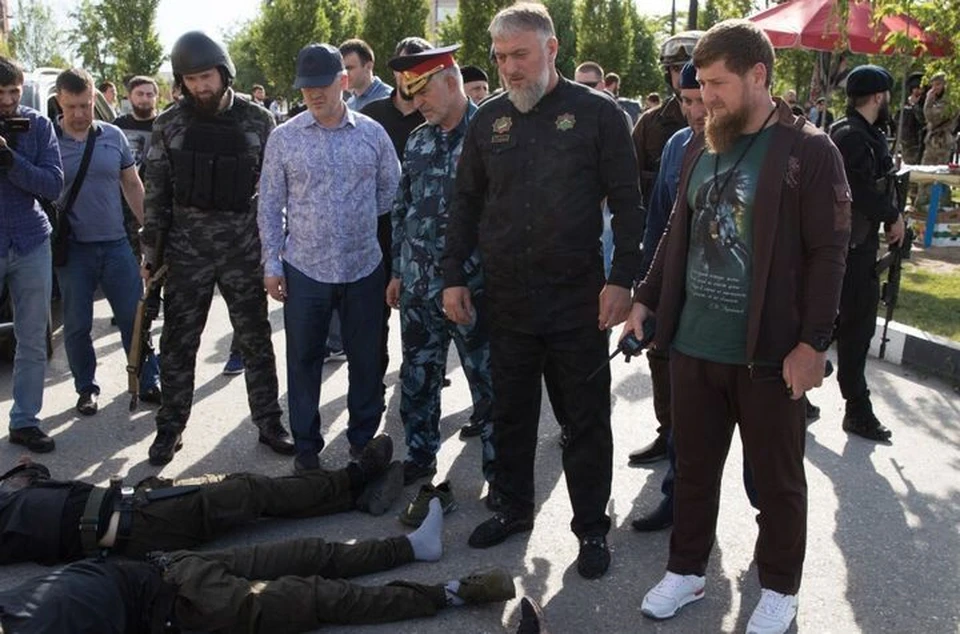 Рамзан Кадыров рядом с уничтоженными террористами.