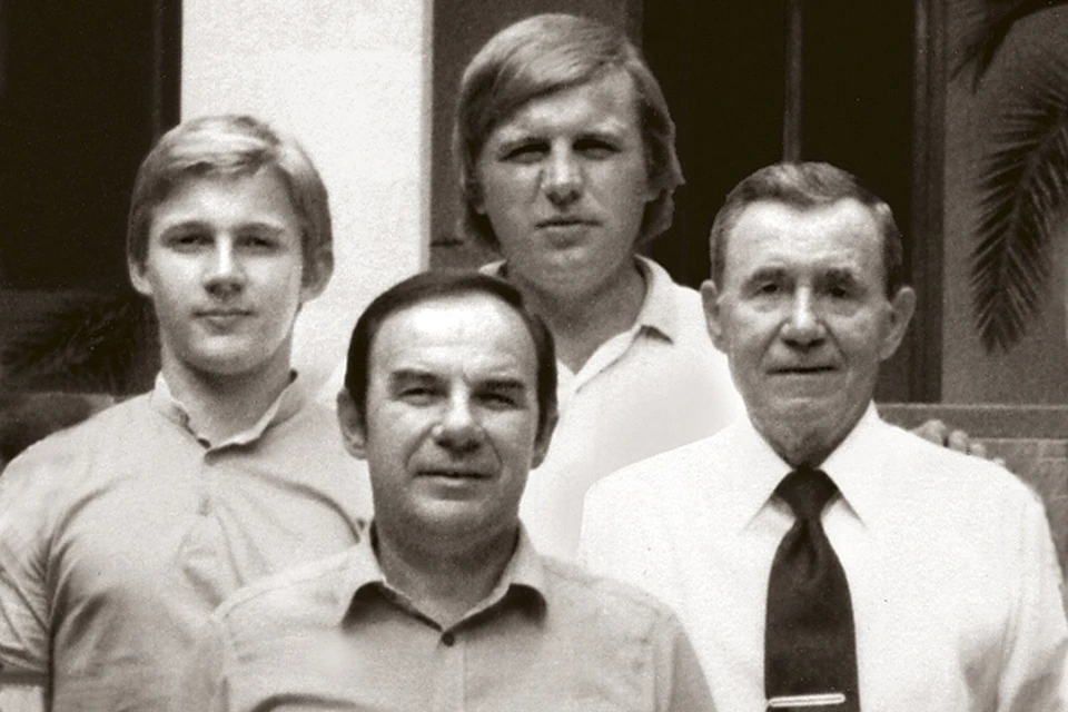 Андрей Громыко (на фото - справа) с сыном Анатолием и внуками Алексеем (крайний слева) и Игорем на госдаче в крымской Мухолатке. Начало 1980-х.