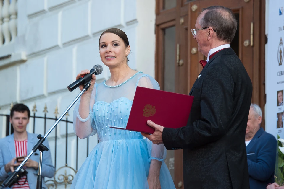Ирина Лачина прошлась по красной дорожке в Севастополе в небесно голубом платье, которое она специально купила для церемонии открытия кинофорума
