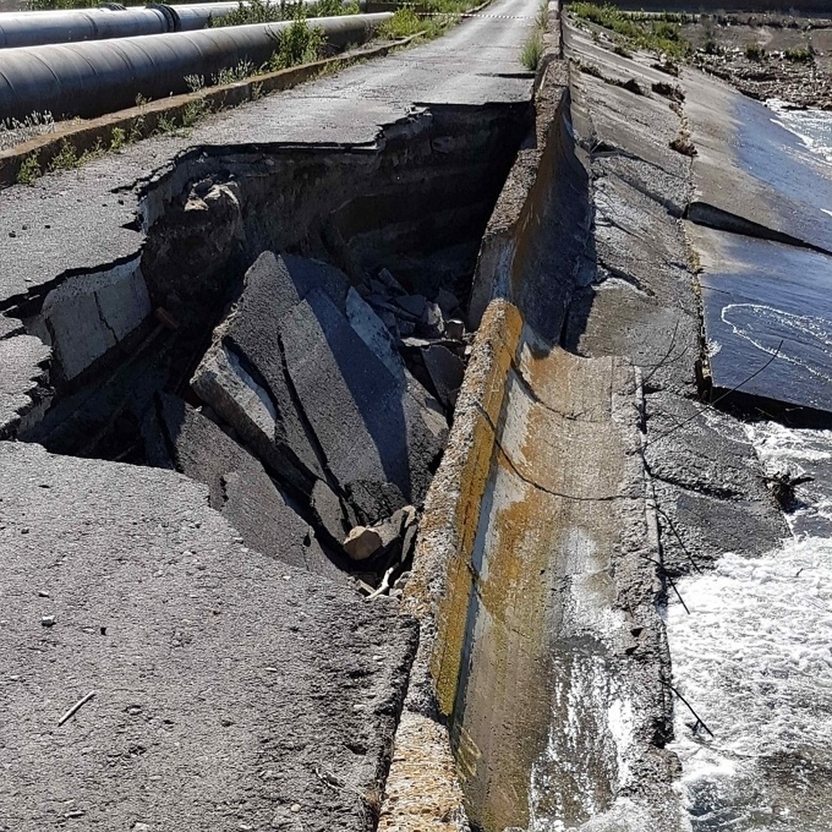 В Волгодонске во время сильного шторма в Цимлянском водохранилище  разрушилась дамба - KP.RU