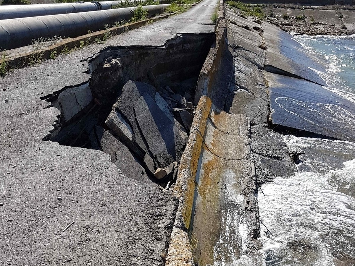 В Волгодонске во время сильного шторма в Цимлянском водохранилище  разрушилась дамба - KP.RU