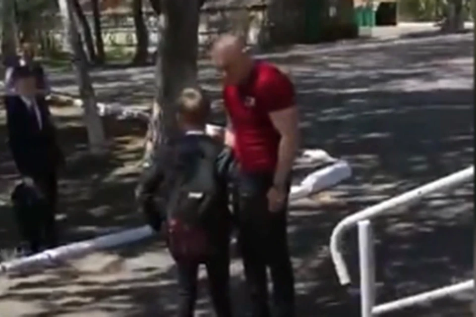 «Что ты стоишь? Всеки ему!»: В Комсомольске отец заступился за сына, доведя школьника до слез