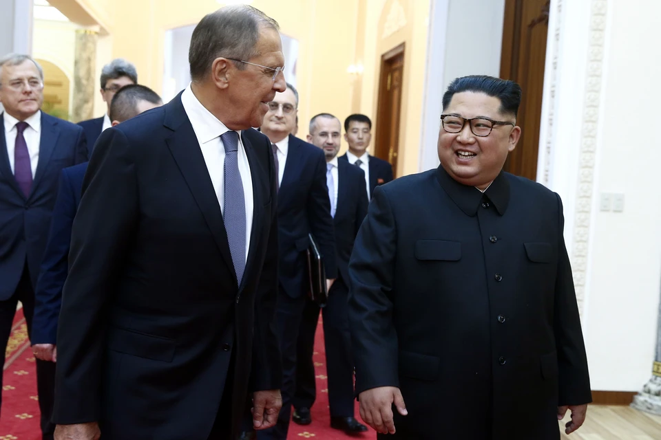 Глава МИД РФ Сергей Лавров (слева) и лидер КНДР Ким Чен Ын. Фото: Валерий Шарифулин ТАСС