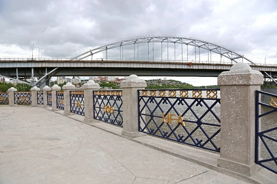 Вид на старый мост через Белую