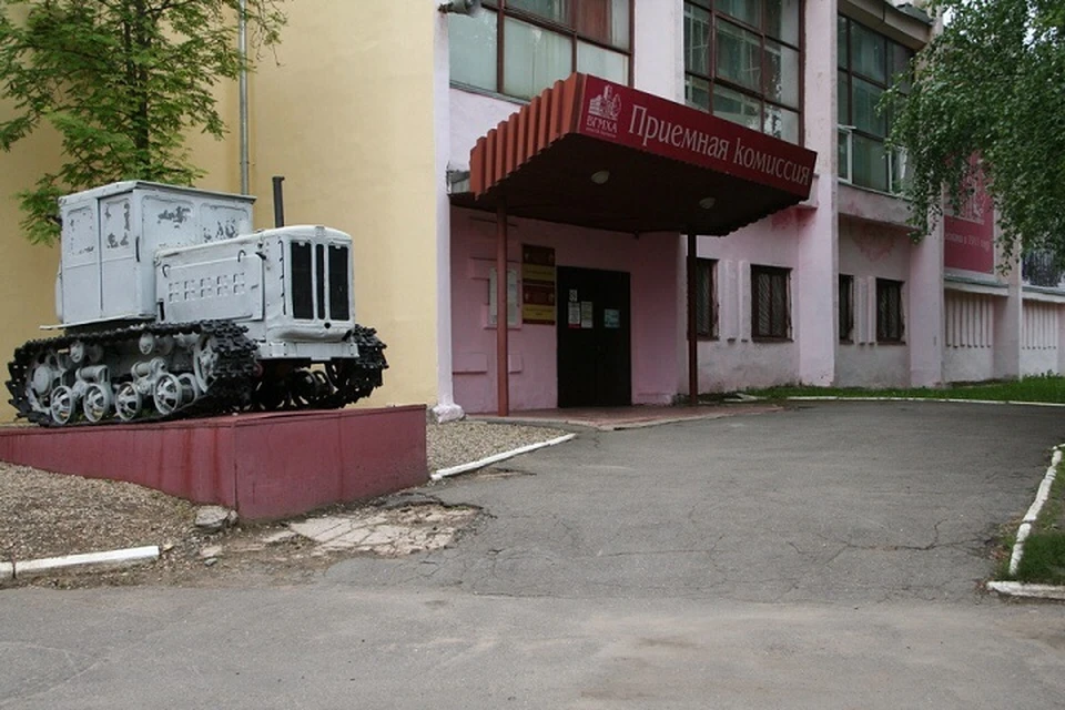 1 сентября это место будет не узнать! Но редкий трактор на постаменте - останется.