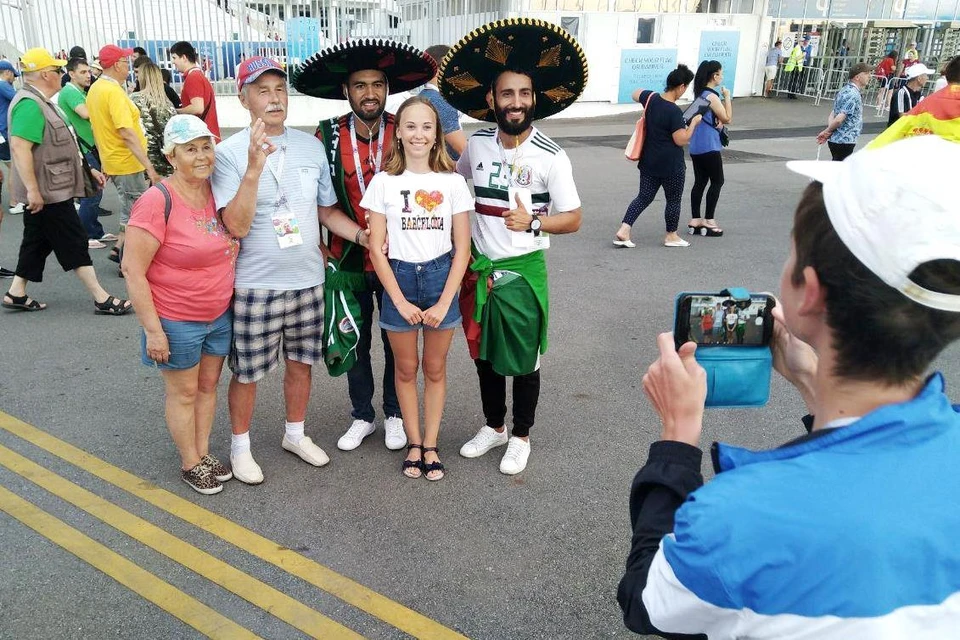Перед игрой зрители по пути к стадиону фотографировались с братьями по счастью быть на этом матче из других стран и распевали песни в поддержку своей команды.