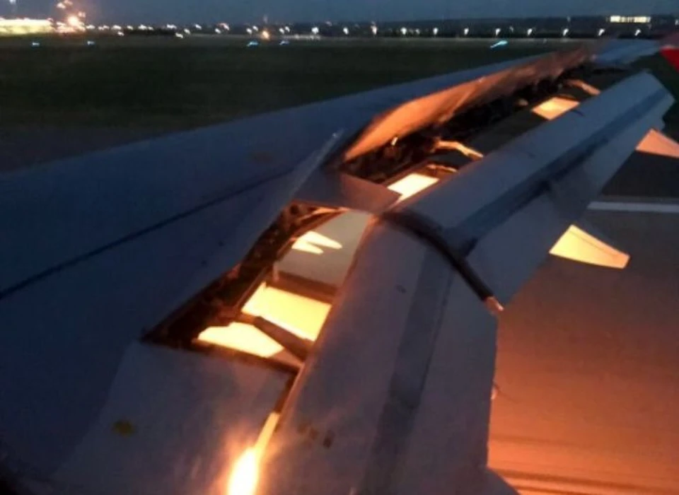 Во время посадки у самолета загорелось крыло. Фото: @AhmedMashaly24, Twitter.