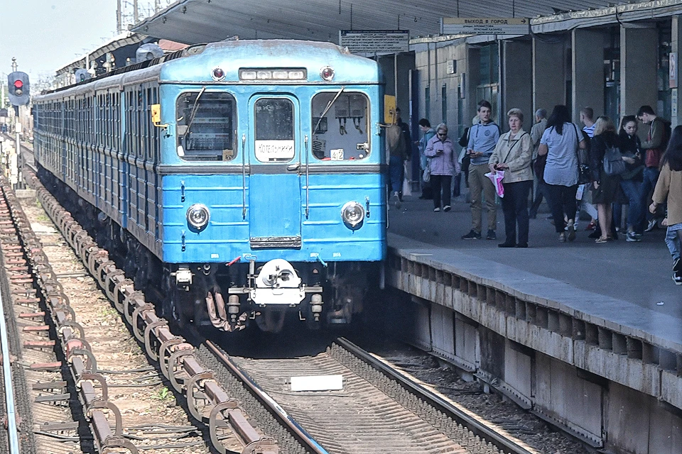 Поезд метрополитена у платформы "Выхино".
