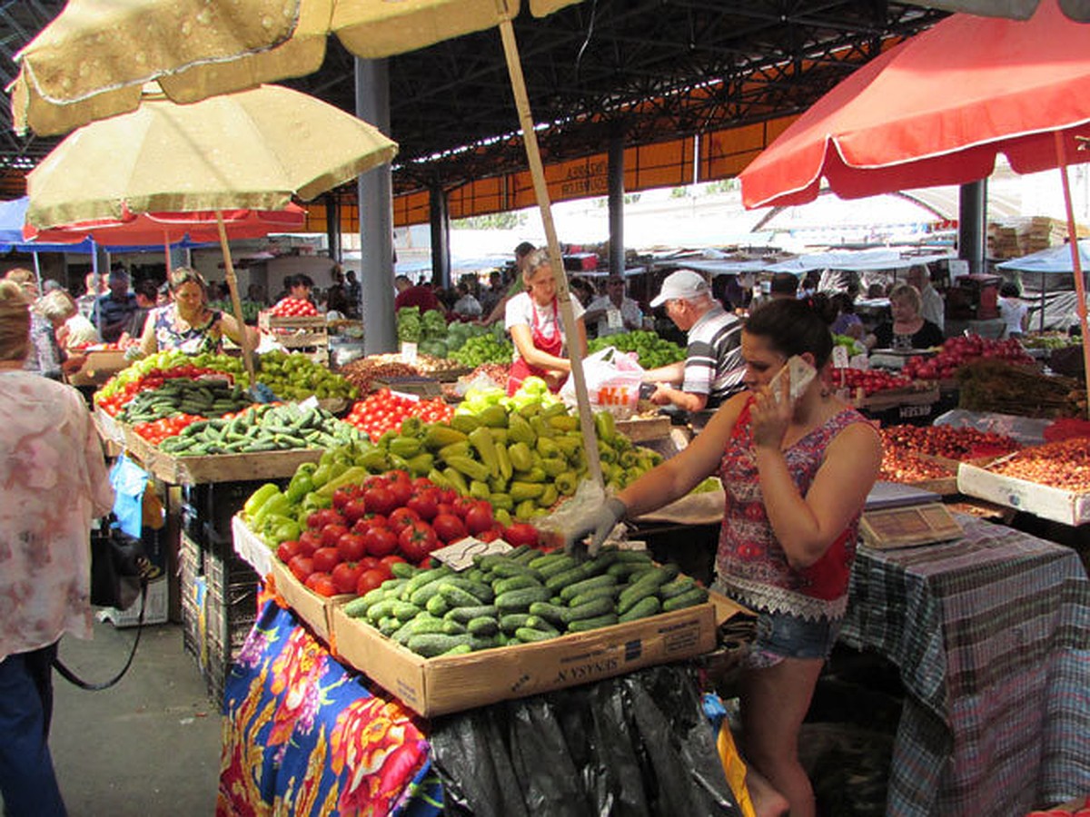 Рынок кишинева. Кишинев рынок. Центральный рынок в Молдове. Рынок летом. Рынок Молдаванка.