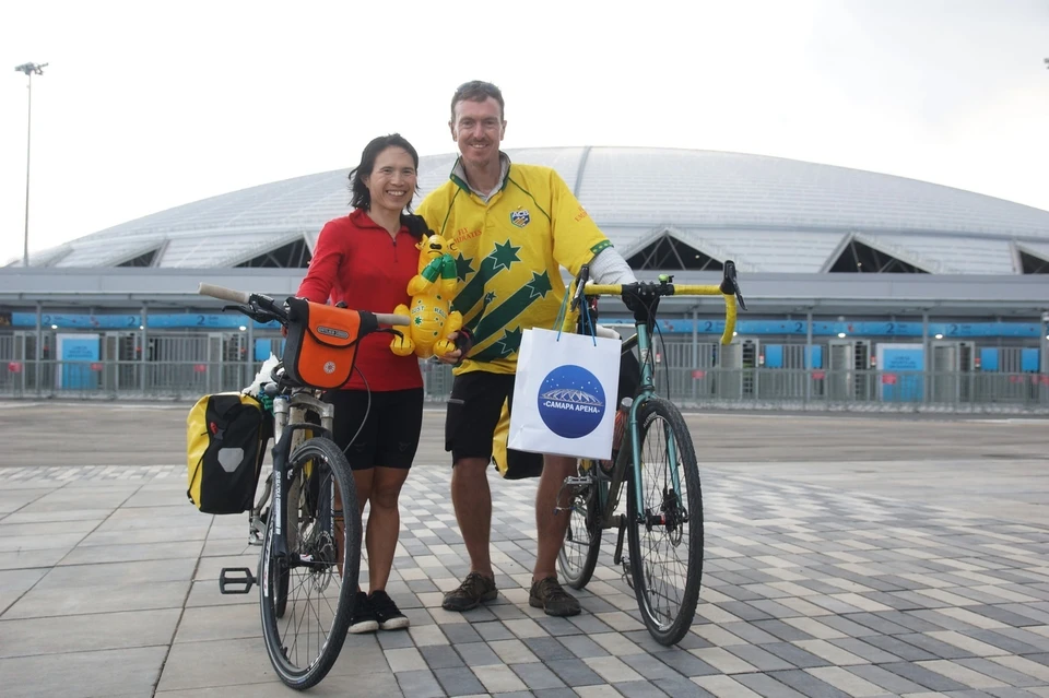Австралийская пара приехала поддержать свою сборную на велосипедах
