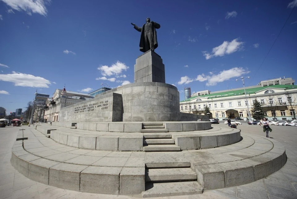 Памятники центре. Памятник Ленину Екатеринбург. Ленин на площади 1905 года Екатеринбург. Площадь 1905 года памятник Ленину. ЕКБ площадь 1905 года памятник.