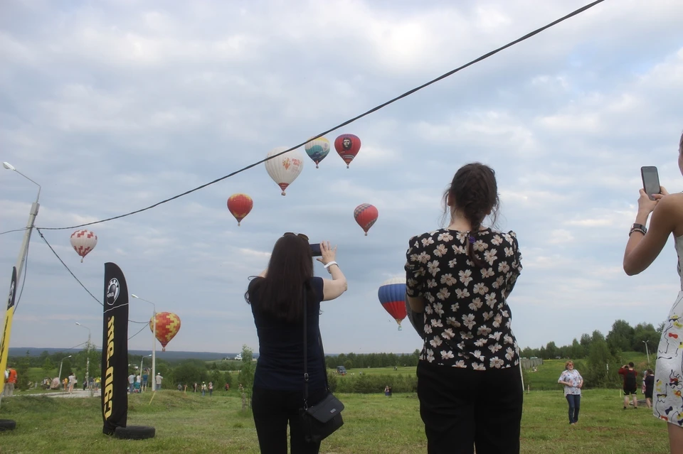 Гости фестиваля любовались воздушными шарами, которые часами бороздили по не